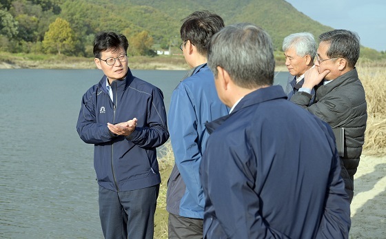 NSP통신-▲김정섭 공주시장이 금강의 수질과 생태계 개선 및 문제점 확인을 위해 현장을 방문했다. (공주시)