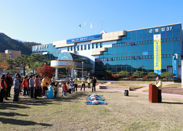 NSP통신-영양군은 30일 영양군청 및 원광어린이집 등 약 200여명이 참가한 가운데 2019년 군민참여 지진대피훈련을 영양군 일원에서 실시했다. (영양군)