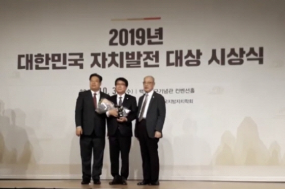 NSP통신-30일 백범김구기념관 컨벤션홀에서 열린 2019 대한민국 자치발전대상 시상식에서 조광희 경기도의원이 광역자치부문 대상을 수상한 후 관계자들과 기념촬영을 하고 있다. (경기도의회)