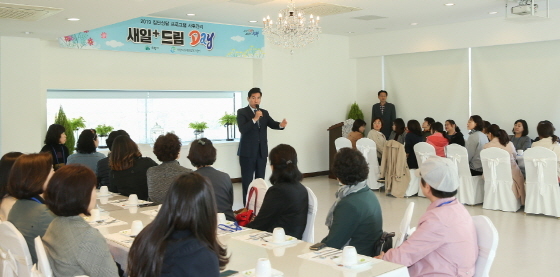 NSP통신-30일 의왕시 관내 음식점 연회장에서 여성새로일하기센터의 새일⁺드림데이 행사에 참석한 김상돈 의왕시장이 인사말을 하고 있다. (의왕시)