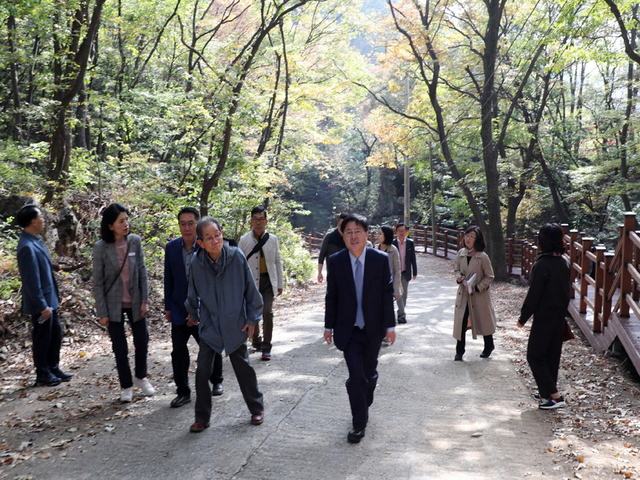 NSP통신-군포시 문화관광 콘텐츠 사업 추진위원회가 지역 내 문화자원의 잠재력을 발굴하고 관광 명소로 발전시키기 위한 전문가 현장답사를 하고 있다. (군포시)