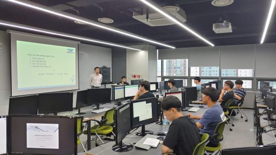 NSP통신-2019 e-스포츠 전문가(데이터 분석가 양성) 교육과정 모습. (성남산업진흥원)