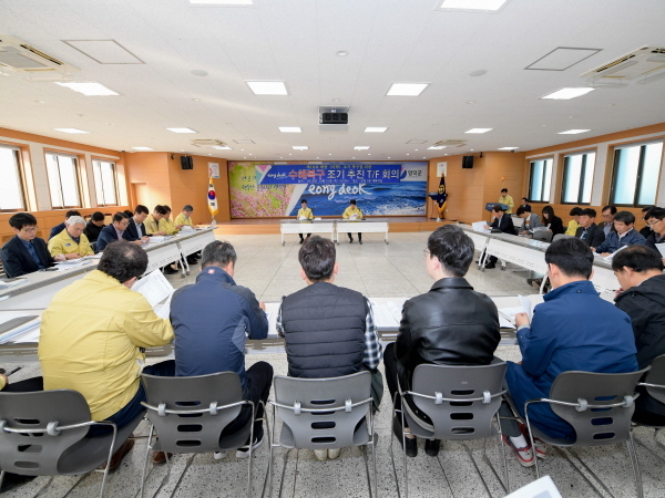 NSP통신-신속한 태풍피해복구를 위해 수해복구 조기 추진 T/F팀 과 수해복구 건설기술 자문위원회 를 구성한 영덕군은 31일 T/F팀 회의를 개최하며 수해복구에 전 행정력을 집중하고 있다. (영덕군)