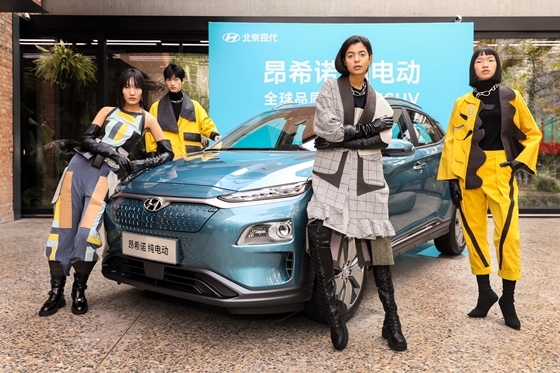 NSP통신-업사이클링 의상과 함께 공개한 4일 중국에서 출시할 예정인 소형SUV 전기차 엔시노 EV (현대차)