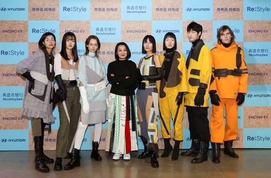NSP통신-중국 친환경 패션 브랜드 리클로딩 뱅크의 대표 디자이너 장나(왼쪽에서 네번째)와 패션모델들이 현대자동차와 리클로딩 뱅크가 공동 제작한 자동차 시트가죽 업사이클링 의상을 선보이고 있는 모습 (현대차)