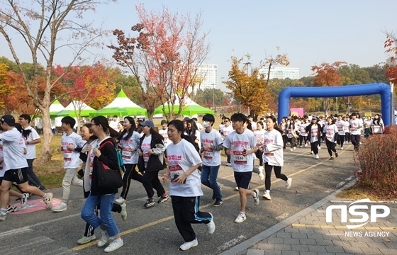 NSP통신-3일 광교호수공원에서 열린 KT&G 상상유니브 경기운영사무국의 마라톤 행사 그대(독립유공자)를 위한 Go Back런 참가자들이 출발지점을 달리고 있다. (남승진 기자)