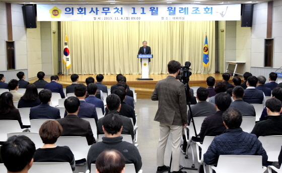 NSP통신-4일 경기도의회 대회의실에서 열린 의회사무처 11월 월례조회에서 송한준 경기도의장이 인사말을 하고 있다. (경기도의회)