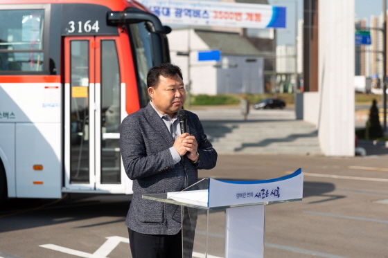 NSP통신-4일 서울대학교 스마트관 앞에서 광역버스 3500번 노선 개통식이 열린 가운데 김태경 시흥시의장이 발언하고 있다. (시흥시의회)