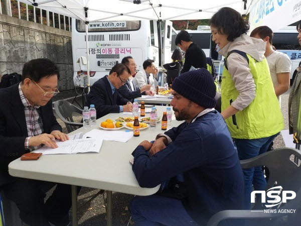 NSP통신-여수시 외국인근로자 이동차량 진료서비스 참여 의료진이 망마경기장에서 진료를 하고 있다. (여수시)