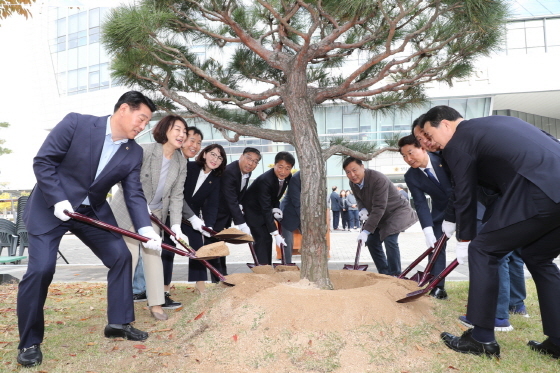 NSP통신-5일 박문석 성남시의장이 성남시의회 청사 이전 10주년을 기념해 관계자들과 청사 앞 화단에 소나무를 심고 있다. (성남시의회)