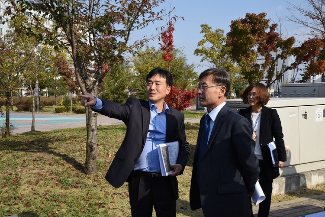 NSP통신-정하영 김포시장이 신도시 현장 점검을 하고 있다. (김포시)