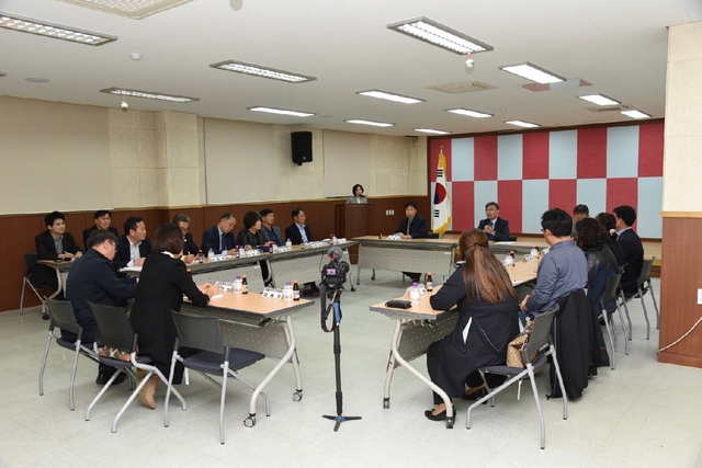 NSP통신-정하영 김포시장이 장기동에서 주민과 대화를 나누고 있다. (김포시)