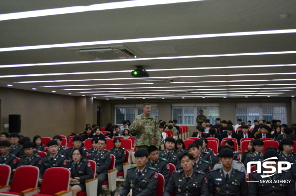 NSP통신-지난 5일 대구과학대학교 대학본부 계단식강의실에서 미19지원사령부 부사령관 존 크리스 브루키 대령이 국방기술행정과와 경찰경호행정과 학생들을 대상으로 특강을 하고 있다. (대구시)