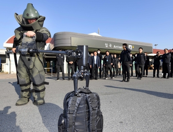 NSP통신-5일 평택 국제여객터미널에서 테러물품 탐지 및 처리 절차를 숙달하기 위한 모의훈련이 진행 중이다. (해군2함대사령부)