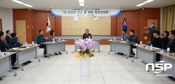 NSP통신-김남현 전남지방경찰청장이 여수경찰서 화합마루에서 직원들과 대화하고 있다. (여수경찰서)