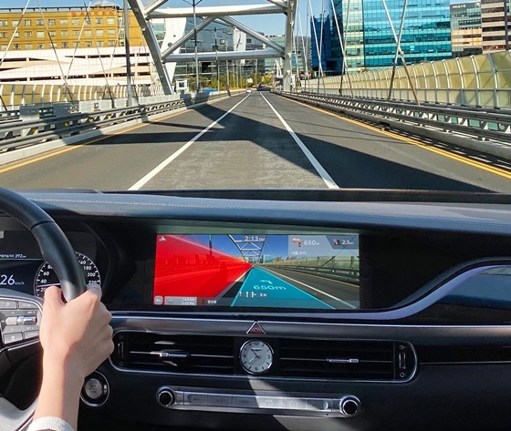 NSP통신-증강현실을 기반으로 주행경로 안내와 차로 이탈 경고 기능이 동시에 작동하고 있는 AR 내비게이션 콘셉트 이미지. (현대차)