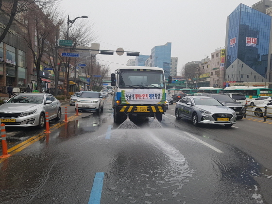 NSP통신-지난 3월 성남시에서 도로재비산먼지를 가라앉히려고 모란 성남대로에 살수 작업하는 모습. (성남시)
