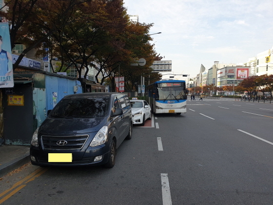 NSP통신-불법 주정차량으로 인해 정류장에 진입하지 못하는 버스 모습. (부천시)
