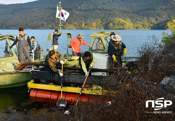 NSP통신-장성군 등이 최근 실시한 장성호 환경정화활동. (장성군)