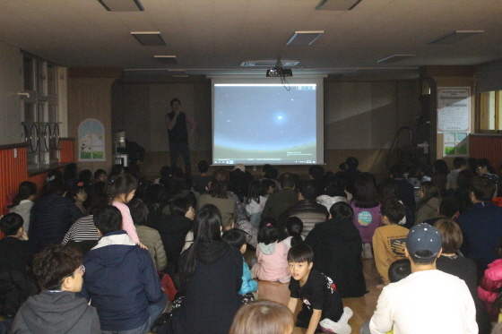 NSP통신-6일 오후 7시부터 10시까지 수원 숙지초등학교는 가족과 함께 하는 가을 밤하늘 별자리 체험을 실시했다. (숙지초등학교)