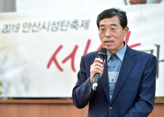 NSP통신-10일 윤화섭 시장이 2019 성탄트리 점등행사에서 발언하고 있다. (안산시)