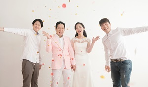 NSP통신-▲개그맨 김진이 신부와 개그맨 동료들과 함께한 웨딩화보