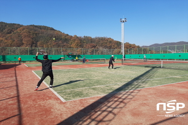 NSP통신-청송군이 지난 9일과 10일 2일간에 걸쳐 청송군민운동장 테니스장 외 보조구장에서 전국의 테니스동호인 500여명이 참가한 가운데 제9회 청송사과배 전국테니스 동호인 비랭킹대회를 개최했다. (청송군)