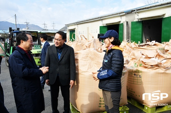 NSP통신-최형식 담양군수가 공공비축미곡 매입현장을 찾아 대화하고 있다. (담양군)