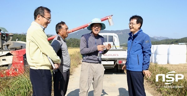NSP통신-이승옥 강진군수(사진 맨 오른쪽)가 영농현장을 찾아 농업인을 격려하고 있다. (강진군)
