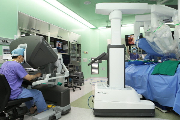 NSP통신-계명대 동산병원은 최근 국내 세 번째로 다빈치 로봇수술장비를 이용해 유방암 절제 및 재건수술을 성공했다. (계명대 동산병원)