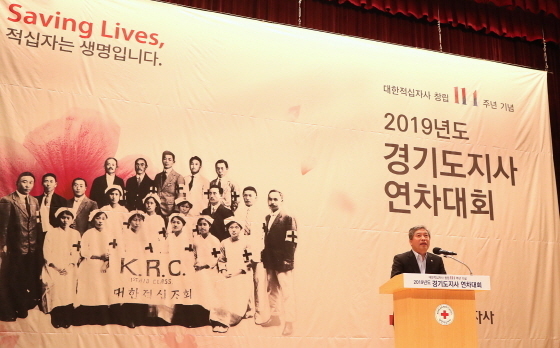 NSP통신-13일 경기도경제과학진흥원 경기홀에서 열린 대한적십자사 창립 114주년 기념 경기도지사 연차대회에서 송한준 경기도의장이 인사말을 하고 있다. (경기도의회)