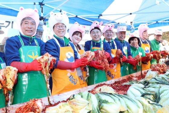 NSP통신-14일 경기도청 내 잔디광장에서 열린 2019 사랑의 김장나누기 및 한돈 소비촉진 한마당 행사 가운데 송한준 경기도의장(왼쪽 첫번째)이 이재명 경기도지사(왼쪽 두번째) 등 관계자들과 기념촬영을 하고 있다. (경기도의회)