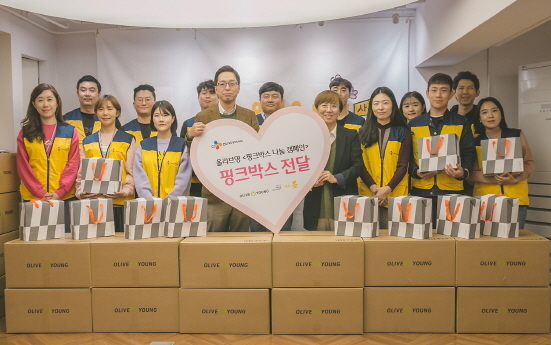 NSP통신-서울시립십대여성건강센터에서 진행된 핑크박스 전달식 (올리브영 제공)