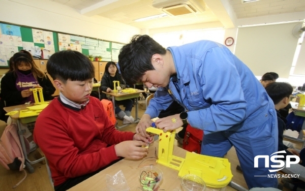 NSP통신-지난 14일 송림초등학교에서 진행된 주니어 공학교실에서 아이들이 철 재활용 장치를 만들어보는 실습에 참여하고 있다. (포항제철소)