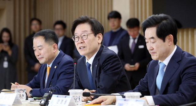 NSP통신-경기교육발전협의회 정례회에서 이재명 경기도지사가 발언하고 있다. (경기도)