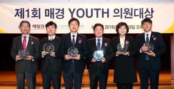 NSP통신-18일 제1회 매경 YOUTH(청년) 의원대상 시상식에서 멘토대상을 수상한 김학용 의원(왼쪽 첫 번째)이 동료 의원들과 기념촬영을 하고 있다. 왼쪽부터 김학용, 하태경, 김해영, 김용태, 이정미 국회의원, 이병도 서울시의원.(박주민 의원 대리 수상) (김학용 의원실)