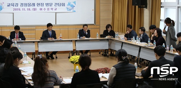 NSP통신-장석웅 전남교육감이 지난 18일 여수중학교에서 경청올레를 하고 있다. (전남교육청)