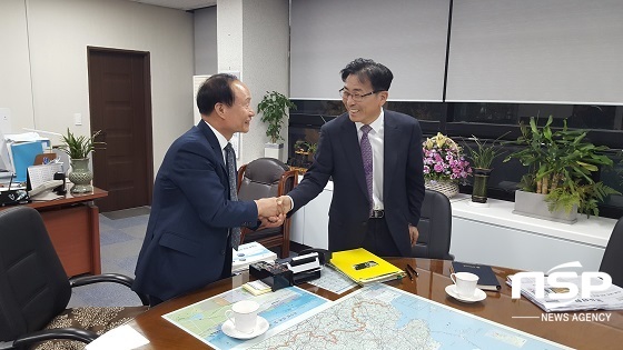 NSP통신-김경구 군산시의회 의장(왼족)이 박정인 군산지방해양수산청장과의 면담에 앞서 악수를 나누고 있다.