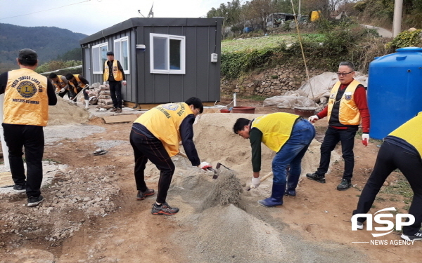 NSP통신-여수종고라이온스 클럽 회원들이 마당 포장을 위해 시멘트 작업을 하고있다. (여수시)