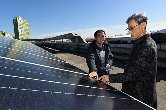 NSP통신-건물 옥상에 설치된 태양광 패널을 살펴보고 있는 SK에너지 조경목 사장 (SK에너지)