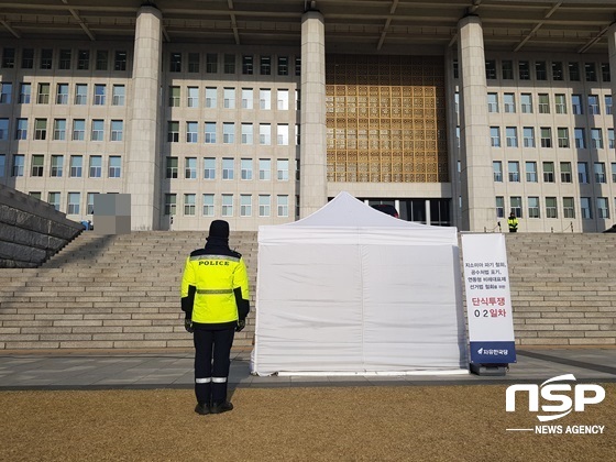 NSP통신-경찰이 황교안 대표가 없는 국회 본청 앞 비워 있는 단식투쟁 천막을 지키고 있다. (강은태 기자)