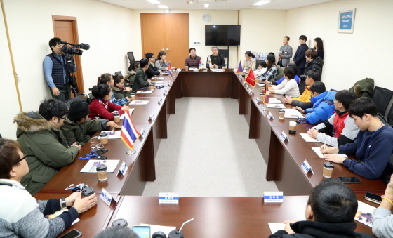 NSP통신-송한준 경기도의장이 아시아 장애인 활동가 연수단과 경기장애인자립생활센터협의회 관계자 등 20여 명과 함께 장애인의 자립생활 강화를 위한 지원방안에 대해 논의하고 있다. (경기도의회)