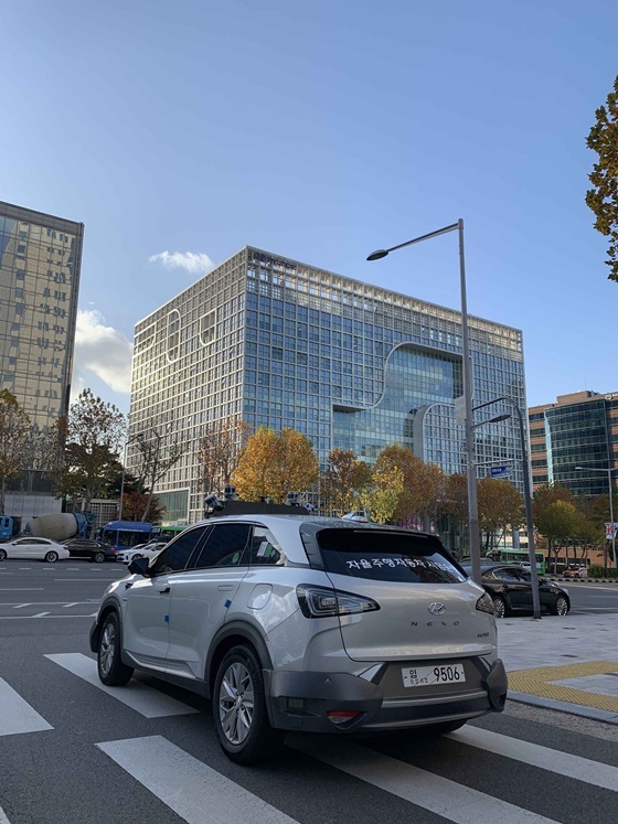 NSP통신-현대자동차 자율주행개발센터(서울시 강남구 소재) 앞에 서있는 수소전기차 넥쏘 기반의 도심 자율주행 차량. (현대차)