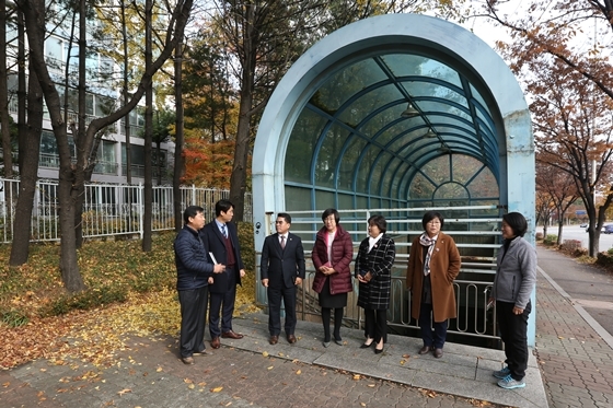 NSP통신-안양시의회 도시건설위원회 위원들이 21일 동안구 농수산물도매시장 인근 지하보도 현장을 점검하고 있다. (안양시의회)