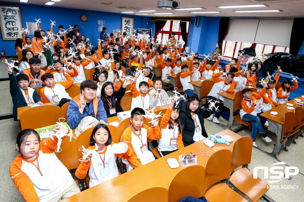 NSP통신-여수시 신월초등학교 학생들이 한화 찾아가는 과학교실에서 직접 만든 드론을 들어보이고 있다. (한화여수사업장)