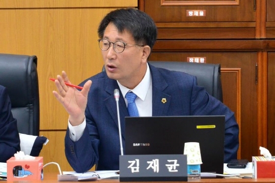 NSP통신-김재균 의원이 행정사무감사를 하고 있다. (경기도의회)