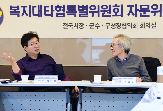 NSP통신-22일 오후 2시 협의회 회의실에서 열린 복지대타협 특별위원회 자문위원 회의에서 염태영 전국시장군수구청장협의회 대표회장(왼쪽)이 의견을 말하고 있다. (수원시)