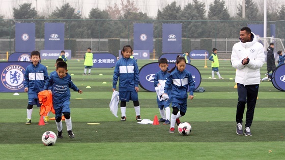 NSP통신-첼시 FC 레전드 애슐리 콜(Ashley Cole) 선수가 축구 캠프에 참가한 아이들과 함께 훈련을 하고 있는 모습.