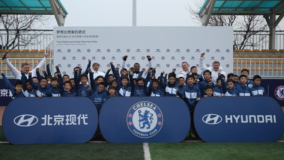 NSP통신-첼시 아카데미 코치진이 축구 캠프에 참가한 아이들과 함께 기념 촬영을 하고 있는 모습. (현대차)