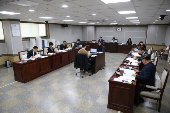 [NSP PHOTO]수원시의회 문화복지위, 도서관사업소 행정사무감사 실시